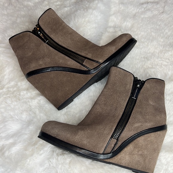 Vince Camuto Women’s Jeffer’s Bootie Brown Leather with Black Trim Zippe… - Picture 2 of 10